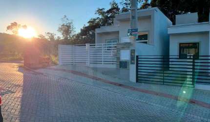 LINDA CASA BAIXA DE 3 DORMITÓRIOS