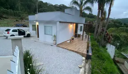 LINDA CASA TÉRREA DE 3 DORMITÓRIOS SENDO 1 SUÍTE