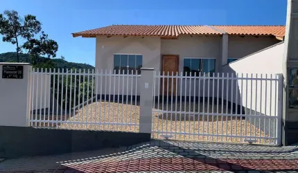 LINDA CASA BAIXA DE 3 DORMITÓRIOS SENDO 1 SUÍTE