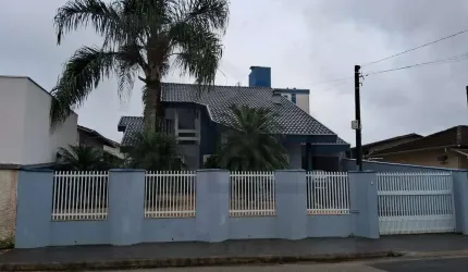 LINDA E ESPAÇOSA CASA DE 3 DORMITÓRIOS SENDO 1 SUÍTE