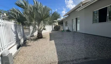 LINDA CASA DE 3 DORMITÓRIOS SENDO 1 SUÍTE
