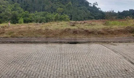 AMPLO TERRENO DE 348,09m²