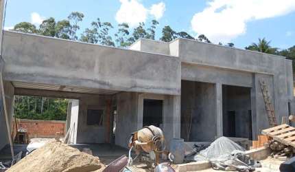 CASA BEM LOCALIZADA DE 3 DORMITÓRIOS SENDO 1 SUÍTE