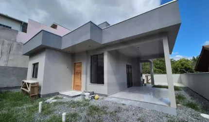 CASA SOLTA COM 3 DORMITÓRIOS SENDO 1 SUÍTE