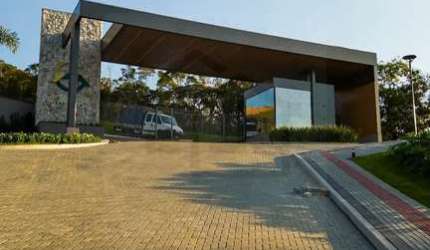 AMPLO TERRENO DE 612,8m² EM CONDOMÍNIO RESIDENCIAL