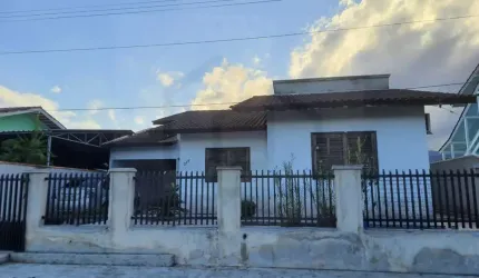 CASA DE ALVENARIA DE 180m² COM TRÊS DORMITÓRIOS SENDO UMA SUÍTE