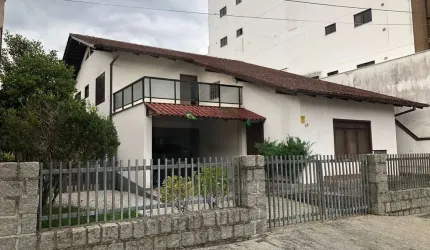 CASA DE 320m² COM QUATRO DORMITÓRIOS SENDO UMA SUÍTE
