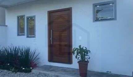 SOBRADO COM EXCELENTE ACABAMENTO E PASSAGEM LATERAL NO LOTEAMENTO BRUSCHAL