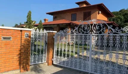 CASA DE ALTO PADRÃO DE 420m² COM CINCO SUÍTES