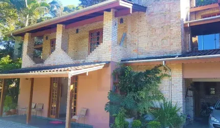 CASA DE ALTO PADRÃO DE 400m² COM 4 DORMITÓRIOS SENDO 2 SUÍTES