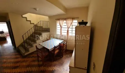 Sobrado à venda com 4 dormitórios e 2 suítes na região de Interlagos.