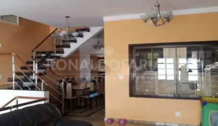 Sobrado 4 Dormitórios 1 Suíte 4 Vagas à Venda em Parque América