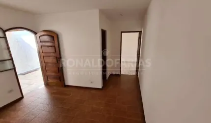 Aluga casa térrea (fundos) com 01 Dormitório, 1 vaga Jardim Cruzeiro ao lado do Oswaldo Bolos Fundos