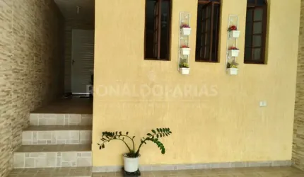 Sobrado à venda com 3 dormitórios e 2 vagas na região de interlagos.