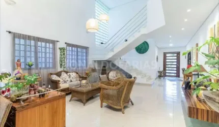 Casa a Venda no Bairro de Interlagos Bolsão com 3 Dormitórios Suítes e 6 Vagas  de Garagem