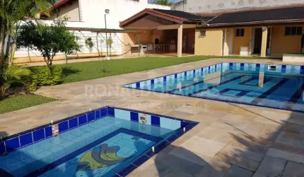 Casa térrea à venda com 3 dormitórios e 4 vagas na região de Interlagos.