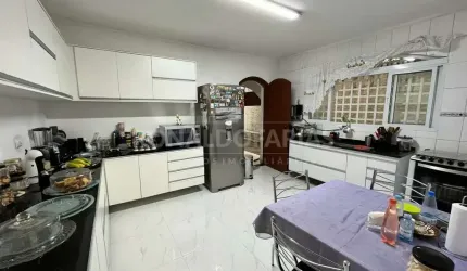 Casa à venda com 4 dormitórios e 2 suítes na região de Santo Amaro.