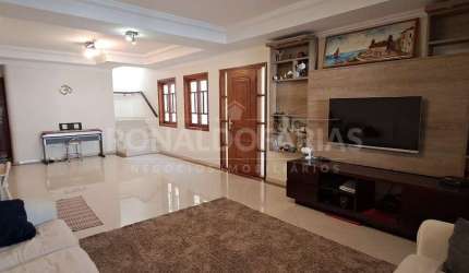 Casa à Venda com 4 dormitórios, sendo 2 suítes, 4 vagas e 192m² no Jd. Marajoara.