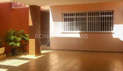 Casa a Venda no Bairro de Interlagos com 4 Dormitórios e 4 Vagas de Garagem