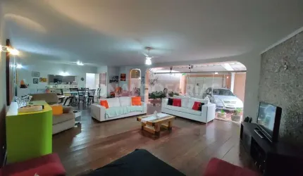 Casa à Venda em Interlagos com 4 Dormitórios Suítes e 6 Vagas de Garagem