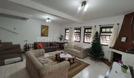 CASA À VENDA NA REGIÃO DE INTERLAGOS COM 3 DORMITÓRIOS