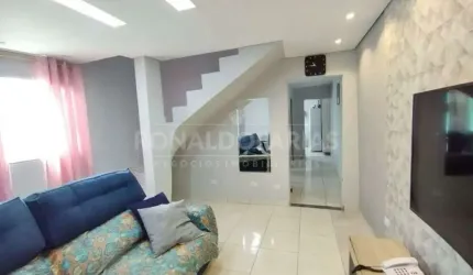 Sobrado a venda sendo 2 quartos , 1 sala , 2 banheiros , area de serviço