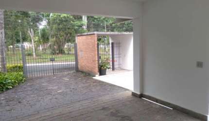 Sobrado à venda com 4 dormitórios na região de Interlagos.