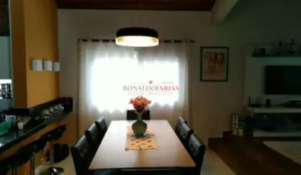 Casa à venda com 3 suítes e 4 vagas na região de Embu Guaçu.