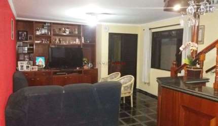 Sobrado à venda com 3 dormitórios e 2 vagas na região do Jardim Consorcio.
