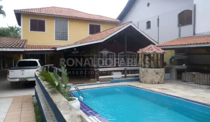 Casa à Venda no Bairro de Interlagos Bolsão com 3 Dormitórios Suítes e 6 Vagas de Garagem
