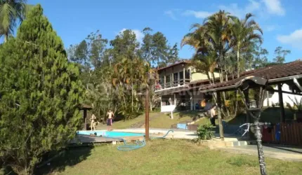 Sitio à venda com 7.000m, ² 4 suites, alojamento e 15 vagas cobertas na região de Embu Guaçu.