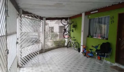 Casa térre à venda com 3 dormitórios e 1 suíte na região de Interlagos.