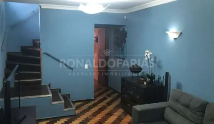 Sobrado à venda com 3 dormitórios na região de Interlagos.