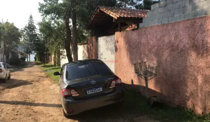 Casa térrea à venda com 3 dormitórios e 4 vagas na região de Parelheiros.