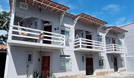 Casa duplex com 3 quartos na melhor localização do Braga! Condomínio com piscina.