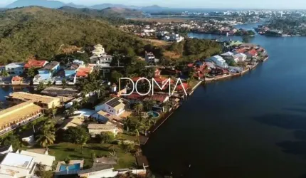 Propriedade de alto padrão com frente canal na Ogiva