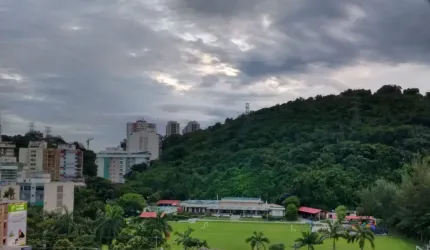 Apartamento Indevassado,  03 Quartos e Garagem - Juntinho do Colégio Abel