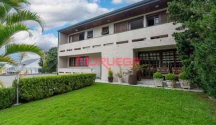 Casa com 04 quartos a venda no Bom Retiro, Curitiba.