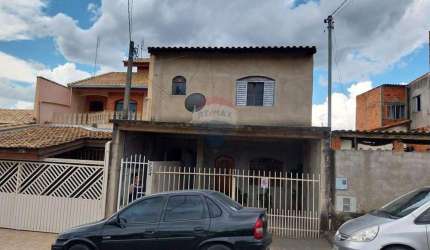 02 Casas Sobrepostas à Venda - Avenida Principal do Bairro
