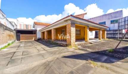 Casa com terreno comercial com  1.898 m² de área total na Av. 13 de maio