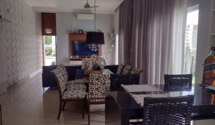 linda casa condomínio terras do vale com três suítes e piscina