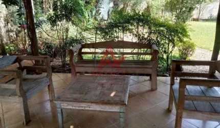 Casa com 02 dormitórios, 02 banheiros e bem localizada