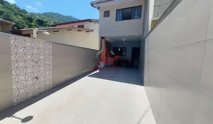 Casa com 4 dormitórios a 150 metros da  Praia da Enseada !