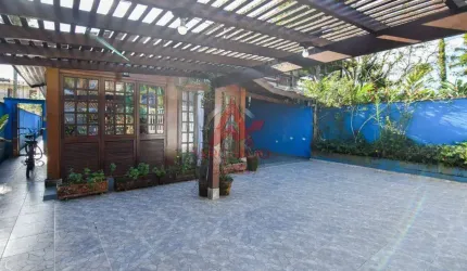 Casa com 05 quartos e 03 suítes, ótima localização em Ubatuba.