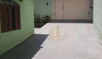 Casa em Bonsucesso com 3 dormitórios, 2 salas, vaga para 3 veículos