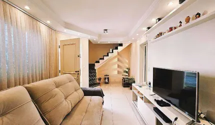 Casa em Condomínio com vaga coberta e piscina no Bom Clima