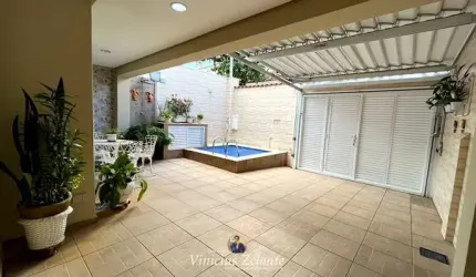 Imperdível: Casa à venda em Santos-SP, no Boqueirão, com 3 quartos, 3 suítes, 2 salas, 5 banheiros, 2 vagas e 155m²!