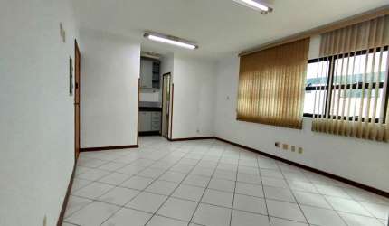 Aluguel de Sala Comercial na Aparecida, Santos-SP: 1 Sala, 1 Banheiro, 1 Vaga de Garagem, 45m². Venha Conferir!