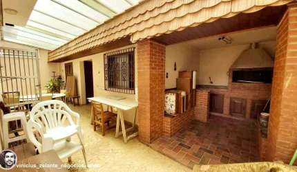 Excelente oportunidade de compra: Casa de 4 quartos com suíte e 4 vagas na cidade de Santos-SP, no Boqueirão!