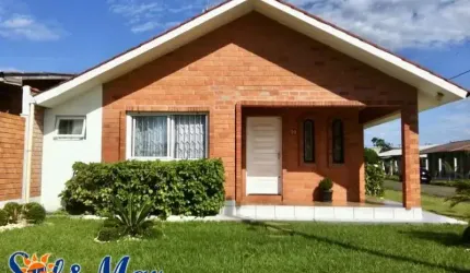 C437 Casa de  tijolos à vista de esquina/Imbé